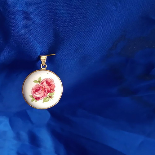 Vintage Handmade Romantic Roses Pendant like new