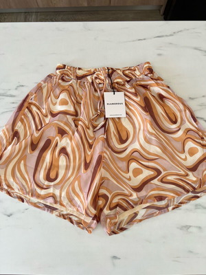 Shorts Glamorous καινούργια, μπεζ-καφέ, μέγεθος M, σιφόν, πολύχρωμο σχέδιο