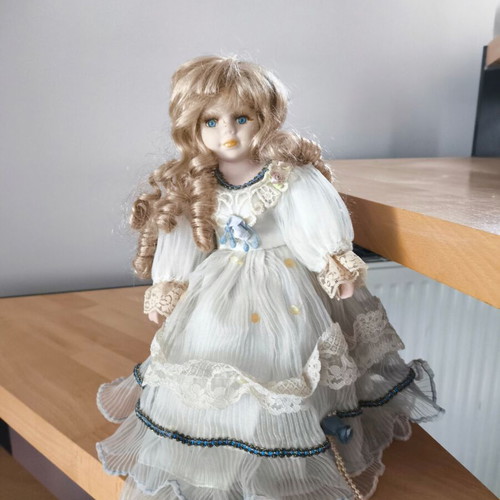 Porcelain dolls like new, pack of 3 with basket gift
