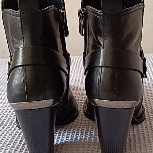 DKNY leather western ankle boots size 41 like new, black
