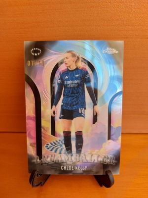 2025-26 Topps Chrome UWCL Chloe Kelly Arsenal Dreamballer 7/10 κάρτα