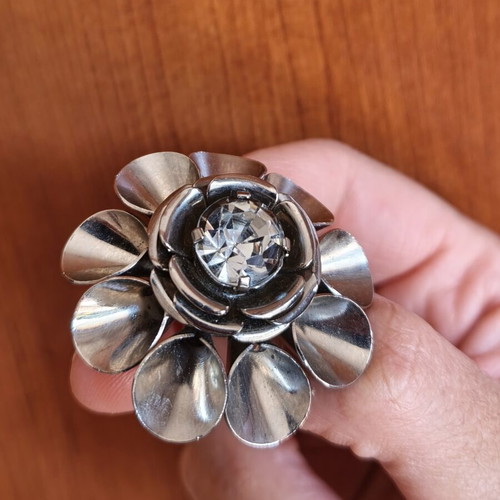 Vintage flower brooch with silver metal and rhinestone