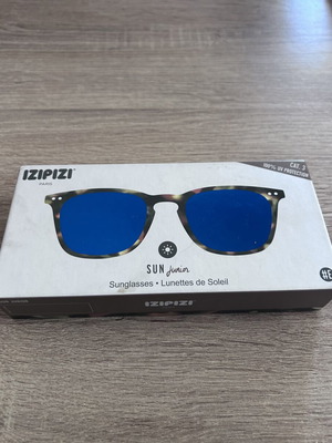 Izipizi Kids Sunglasses like new, tortoise frame, blue lenses