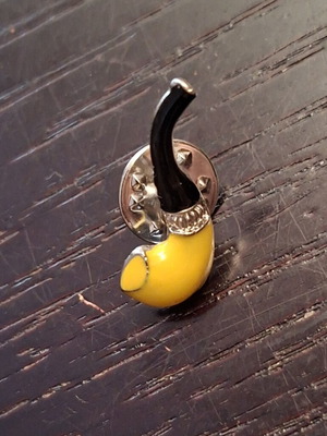 Lapel pin in the shape of a smoking pipe new