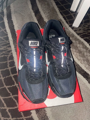 Nike Zoom Vomero 5 like new athletic shoes size 42.5 black red