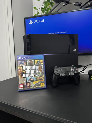 PlayStation 4 500GB κονσόλα μεταχειρισμένη με GTA 5 και χειριστήριο Dualshock 4