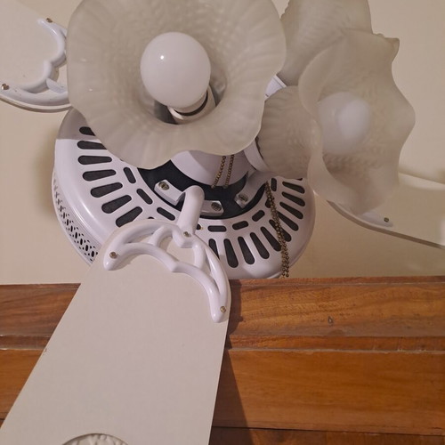 Ceiling fan vintage white with 4 glass flower lights like new