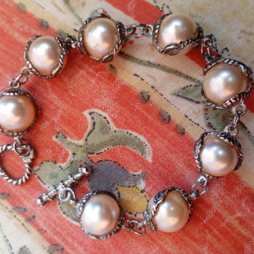 Vintage bracelet with large plastic pearl-style beads, used