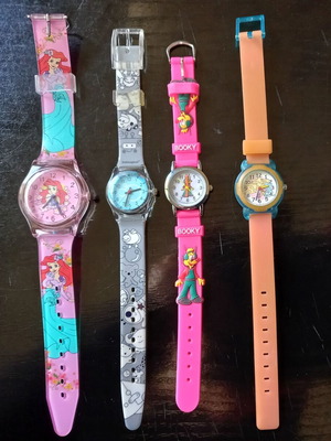 Set of 4 colorful children's wristwatches used with plastic straps
