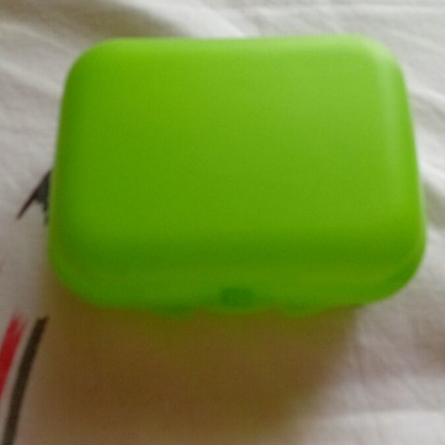 Tupperware Twin Case medium size like new, green