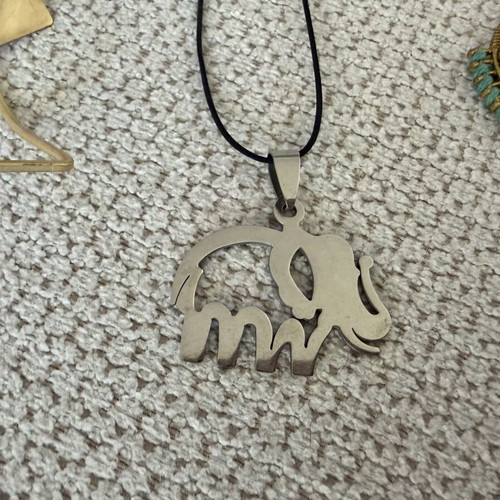 Jewelry set with 6 earrings and 1 necklace with stainless steel elephant element used, multicolor