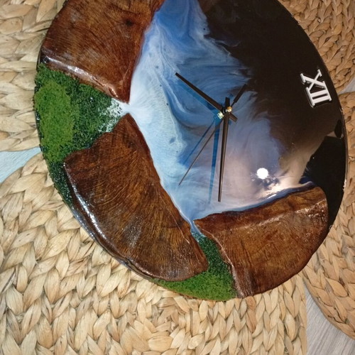 Wall clock with natural olive wood and epoxy resin made to order, 37 cm diameter