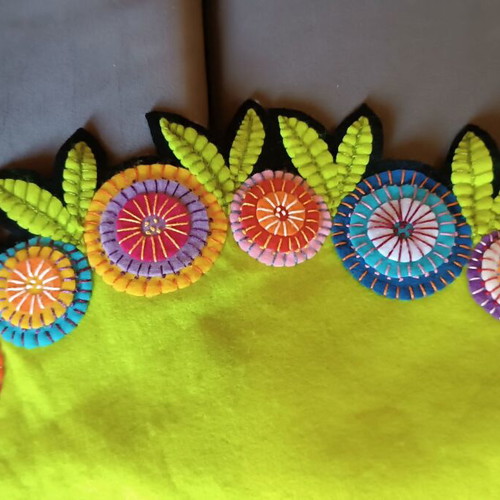 Handmade embroidered felt tablecloth Wendy Williams No2 like new