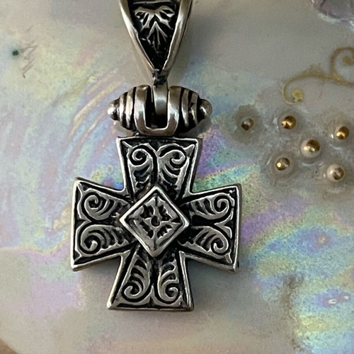 Silver cross 925, like new, weight 6.8 g