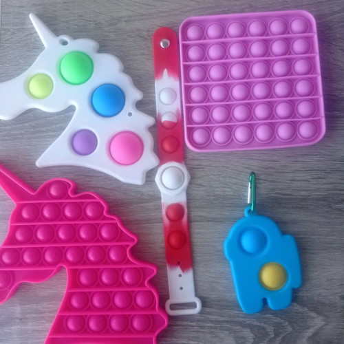 Pop It set of 5 pieces with 2 unicorns, square bracelet and Among