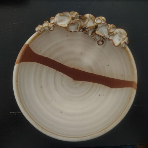 Ceramic bowl with embossed flowers 14.5 cm, like new