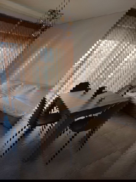 Ξύλινο τραπέζι κουζίνας με 4 καρέκλες