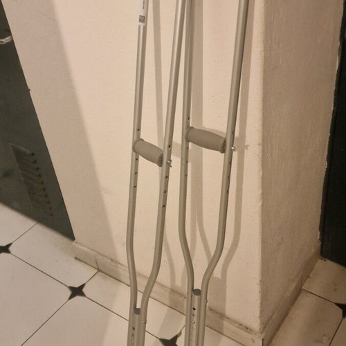 Mobiak Pi Aid and Crutches like new