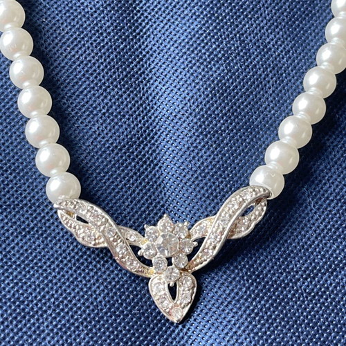 Vintage statement necklace with pearls and central rhinestone flower like new