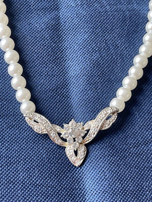 Vintage statement necklace with pearls and central rhinestone flower like new