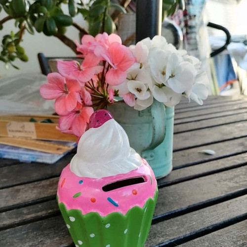 Cupcake coin bank like new with plastic stopper