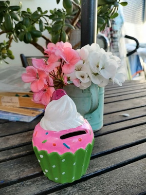 Cupcake coin bank like new with plastic stopper