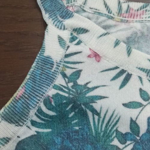 Shein women's sleeveless blouse like new, multicolor with straps