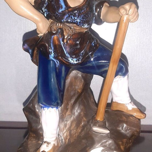Chinese worker statue made of porcelain like new, height 26 cm