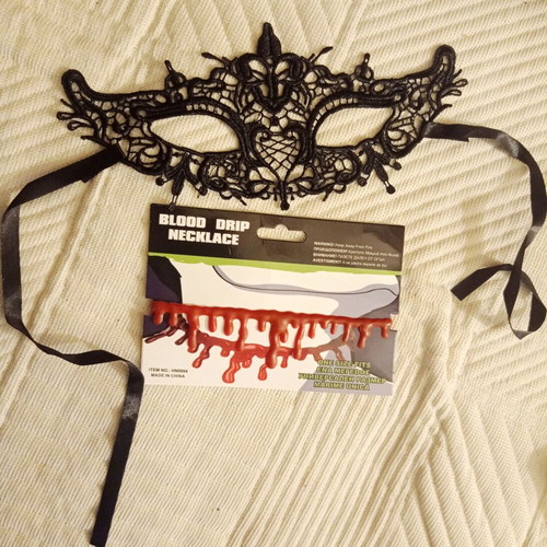 Mask and blood choker new, pack of 2 pieces