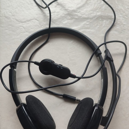 Logitech H151 Headphones with Microphone and 3.5mm Jack like new