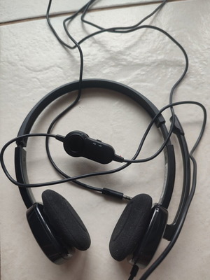 Logitech H151 Headphones with Microphone and 3.5mm Jack like new