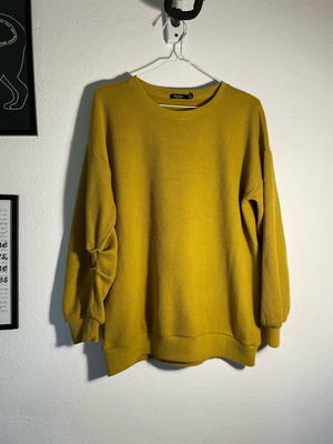 Bershka sweater mustard size Medium like new with gathered sleeves