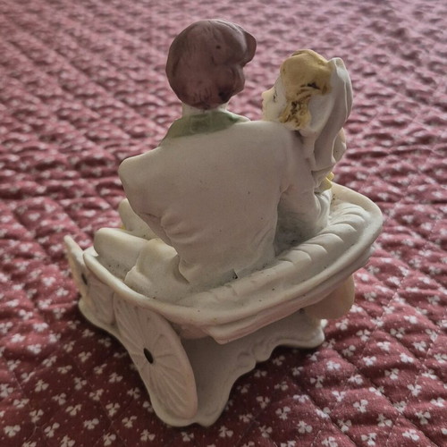Figurine depicting a newlywed couple used
