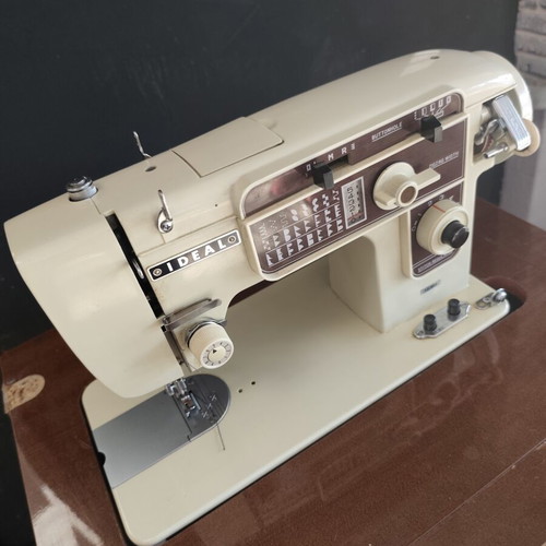 Ραπτομηχανή Ideal vintage με ξύλινο έπιπλο σαν καινούργιο
