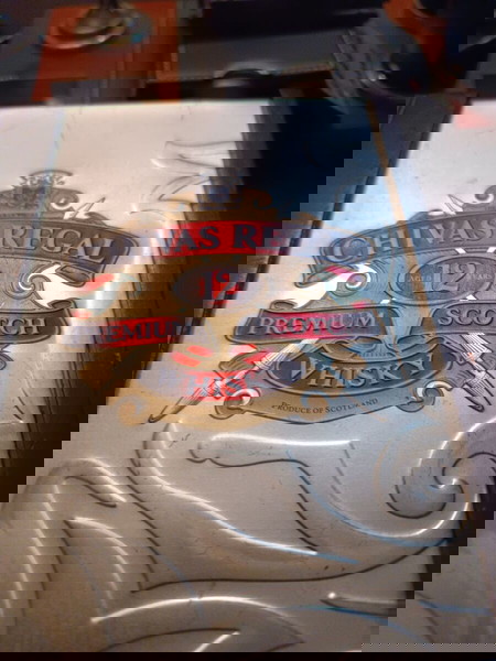 συλλεκτικο   ξυλινο  κιβωτιο   chivas  regal  δεκ  90--με  συρομενο  ALOYMINENIO  καπακι
