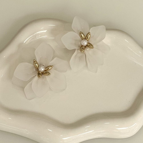 Lilium White brass earrings new, flower stud