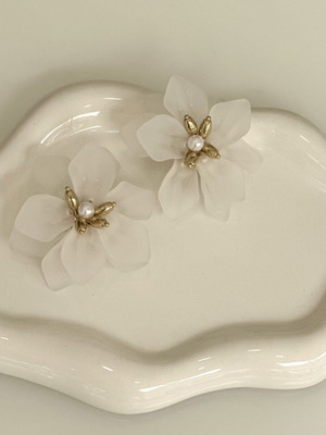Lilium White brass earrings new, flower stud