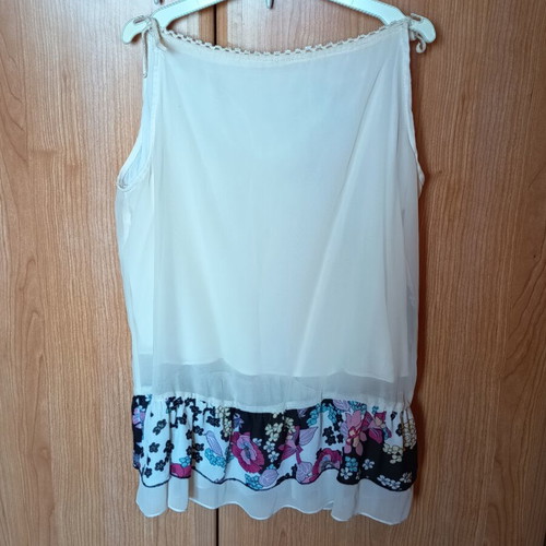 Girls' dress used with beads and flowers white