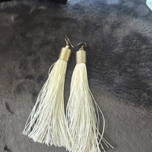 Earrings like new, white tassel design