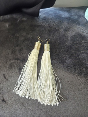 Earrings like new, white tassel design