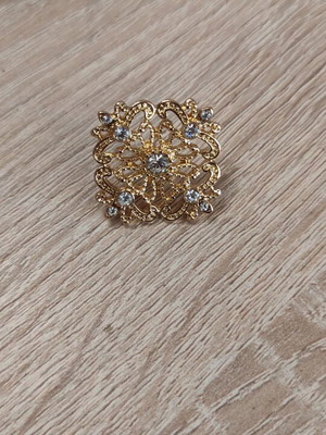 Decorative flower label with rhinestones and legs new
