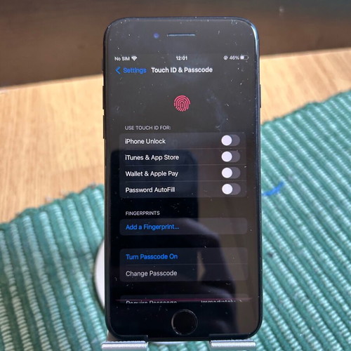 IPhone 7 32GB like new, black, with minor screen defect