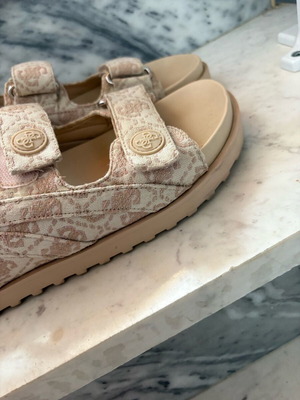 Guess σανδάλια μπεζ μονόγραμμα 39 σε άριστη κατάσταση