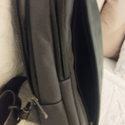 Arctic Hunter XB00541 Crossbody Sling Bag like new, black