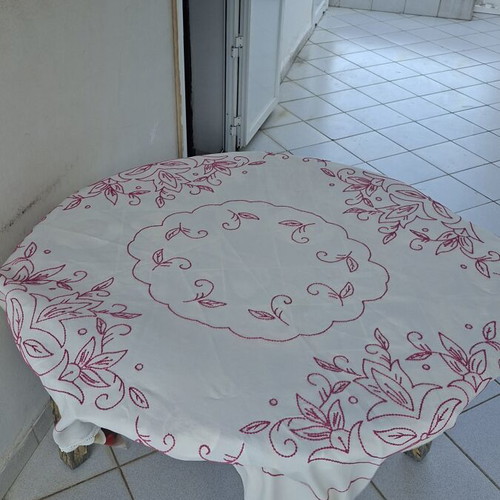 Handmade round tablecloth 1.80m diameter like new