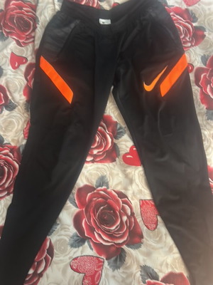 Nike φόρμα μεταχειρισμένη, μέγεθος Medium, μαύρη με πορτοκαλί λεπτομέρειες