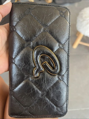 Axel wallet like new, large with 3D logo black and gold