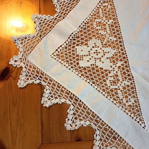 White handmade carre like new with lace and linen fabric