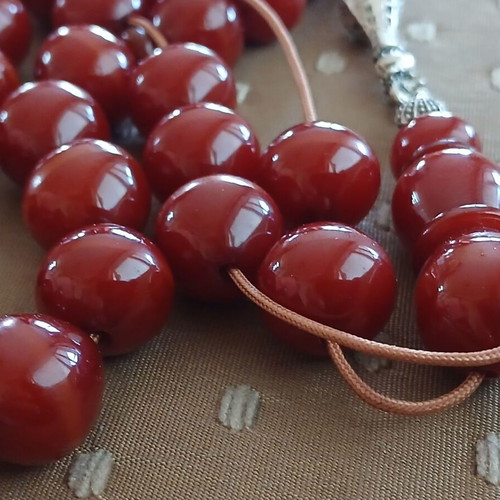 Bakelite komboloi worry beads, 33 beads, Syrian origin