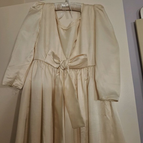 Wedding dress vintage handmade like new with Chantilly lace, silk fabric